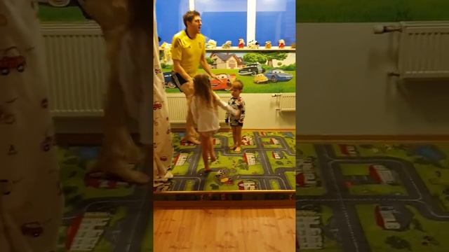 Бёрпи делаю с детками. Счастье детей начинается с вашего счастья. смотреть онлайн