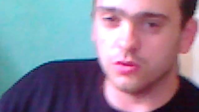 Парень в футболке HitLine рассказывает анекдот смотреть онлайн