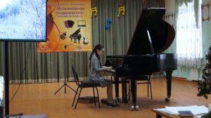 Софья играет произведение Н.Тороповой "Шутка"