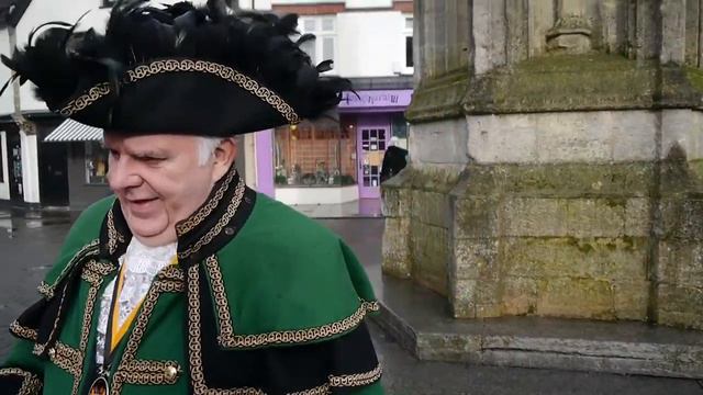 Town Crier David Greenway welcomes Tracey Hammond and Angela Rogers To Glastonbury смотреть онлайн
