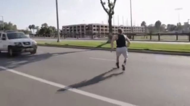 Strange sight: Crazy amid cars смотреть онлайн