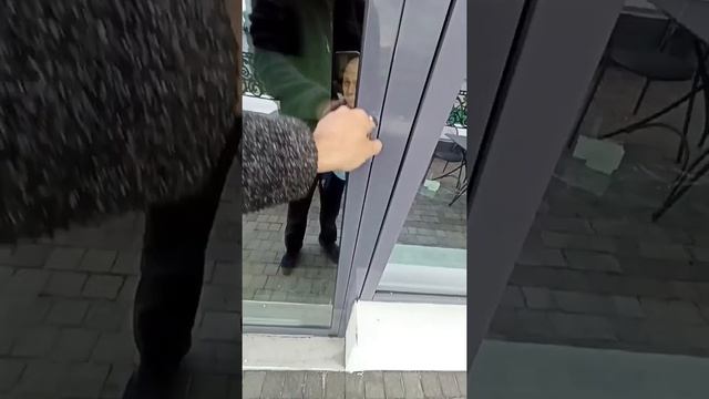 Диагностика алюминиевой балконной двери, вырвало нижнюю петлю #секретыоконщика смотреть онлайн