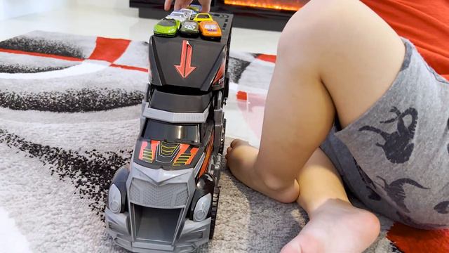 Игра с машинками игрушки, учим цвета. Видео для детей грузовик игрушка с горкой для машин смотреть онлайн
