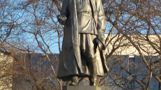 Памятник Сергею Лазо: Владивосток. смотреть онлайн