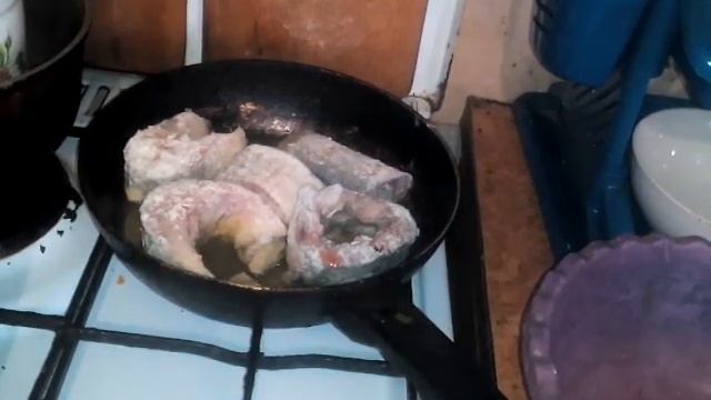 Простая кухня - жареный пеленгас и очень вкусные помидоры. смотреть онлайн