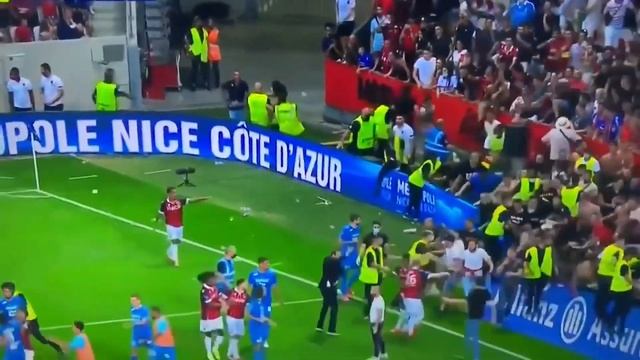 Ницца Марсель. Драка футболистов и болельщиков на стадионе!!! Nice vs Marseille. Fans Start Brawl смотреть онлайн