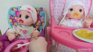 Куклы Пупсики/кормим Беби Элайв Алиса и Соня/испачкали ротики, открываем киндер джой сюрпризы/Зырик