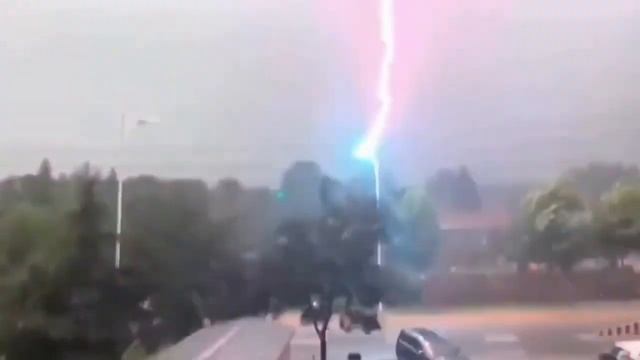 Молния ударила в фонарный столб 11 раз подряд смотреть онлайн