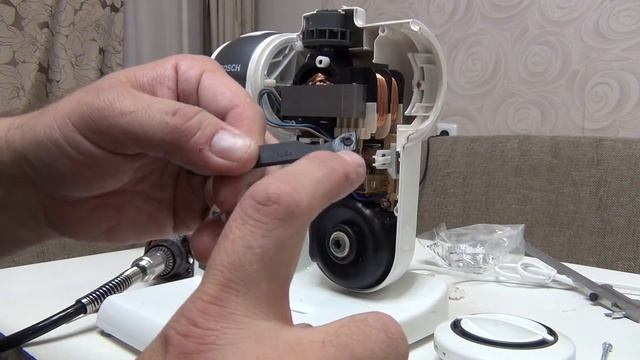 Ремонт кухонного комбайна Bosch MUM 4855 смотреть онлайн