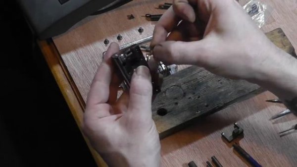 Fixing A broken vintage Kahler Tremolo / Comparison with an Original Floyd Rose