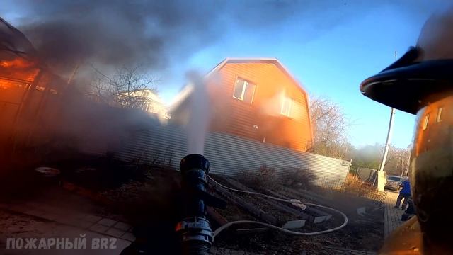 Пожар в частном секторе. Угроза распространения. Взрывы баллонов смотреть онлайн