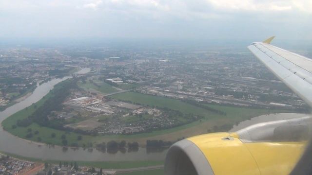 Vueling Airbus A320-214 EC-HTC Landing at Dresden Airport - with City View of Dresden! смотреть онлайн