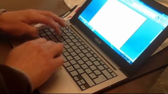 Vidéo montrant la panne et le bon etat exterieur du pc et num de serie смотреть онлайн