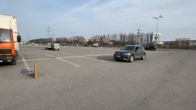 Активация автоматического торможения при маневрировании вперед на Volkswagen Tiguan смотреть онлайн