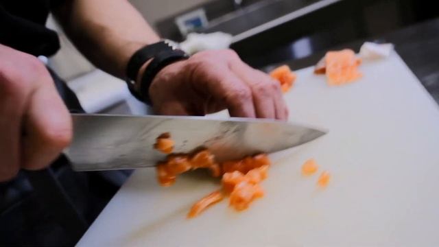 Тартар из лосося с авокадо, огурцом и азиатским соусом в EDGE BAR смотреть онлайн