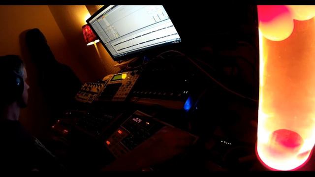 Live Techno - with MFB Tanzbar, x0xb0x ( 303 ), Yamaha an200 and dx200 смотреть онлайн