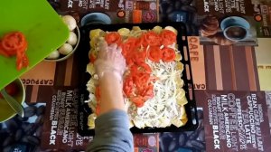 картофель запечённый с фаршем помидорами грибами и сыром