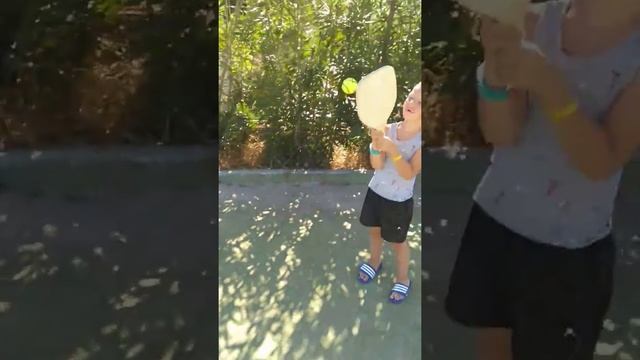 Игра фанерной ракеткой в теннисный мяч на резинке смотреть онлайн