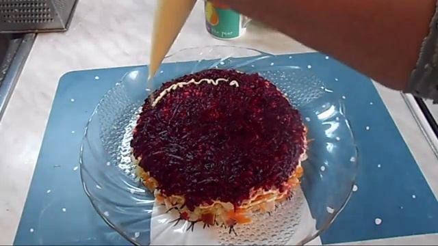 Салат с курицей,сыром,свеклой и орехами. смотреть онлайн