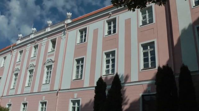 Outside Toompea Castle in Tallinn, Estonia смотреть онлайн