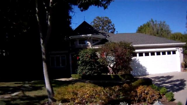 если присмотреться то можно заметить дом и гараж из котороых началась Apple Inc.