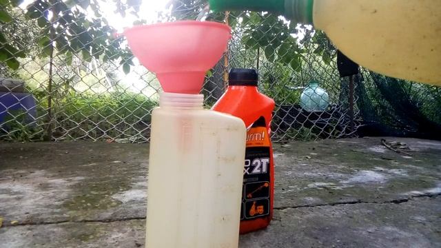 Как развести масло на триммер смотреть онлайн