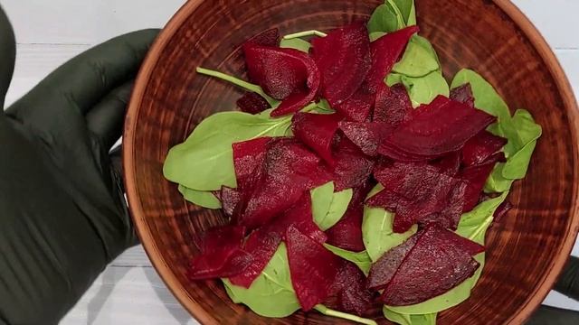 Свекольный салат со шпинатом, кешью и Адыгейским сыром✅#рецепты #салатсосвеклыиорехами смотреть онлайн