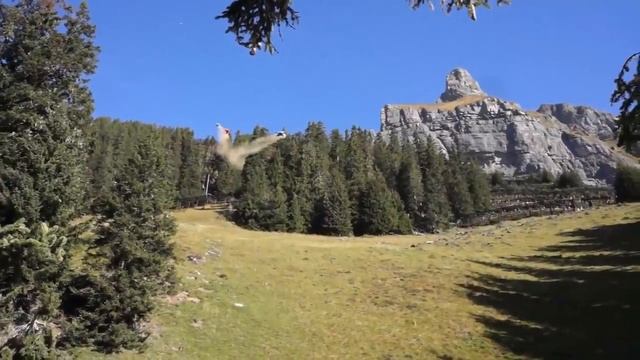 Затяжные прыжки со скалы в костюме-крыле 2013 (HD).mp4 смотреть онлайн