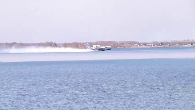 Самолет-амфибия БЕ-200ЧС набирает воду смотреть онлайн