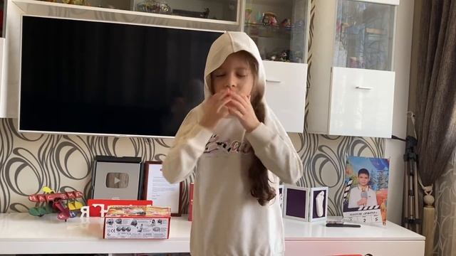 ВЛОГ 8 Марта / РЕАКЦИЯ НА ПОДАРКИ / Праздничный день 08.03.2020 смотреть онлайн