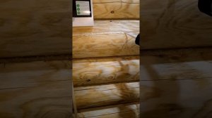 Заделка трещин в бревне, срубе уплотнительным жгутом и герметиком.