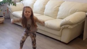 Маленькая девочка классно танцует. little girl dances like a pro 5 years