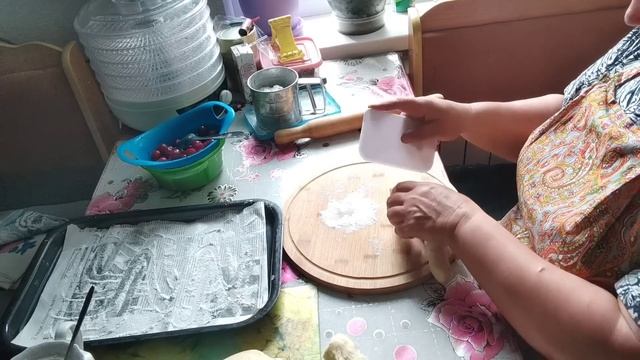 На ужин пельмени , а заодно попробовала вареники с вишней.