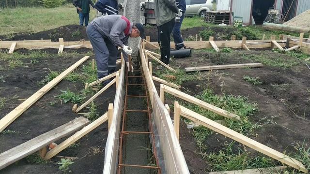 3. Ленточный фундамент 12х10х0.4, заливаем бетон 34м3 смотреть онлайн