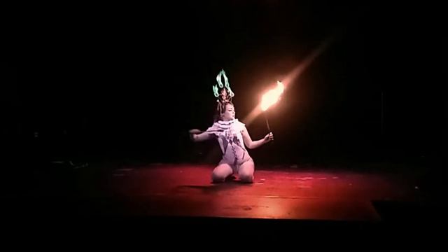 Nika Rose & Tashar Fire Eating смотреть онлайн
