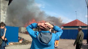 Сильный пожар 25 04 2021 в посёлке Южном Омск задето шесть домов два сгорело полностью. Жертв нет.