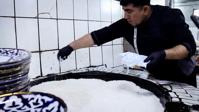 Черный плов на черном масле Black plov cooked on black oil | Mazza смотреть онлайн