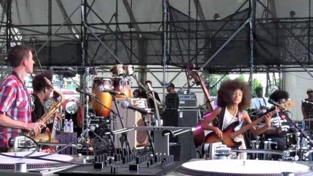 Esperanza Spalding with The Roots "Predator" смотреть онлайн