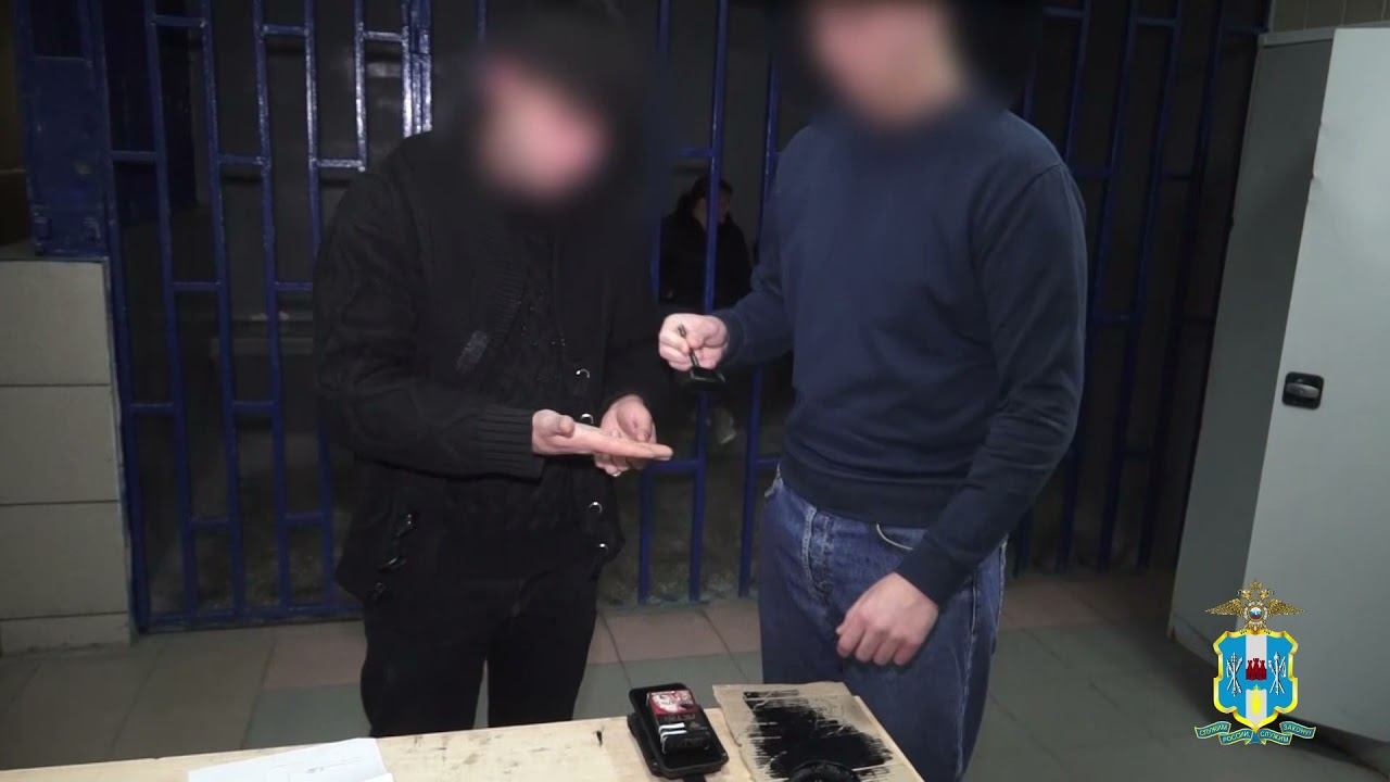В Ростове-на-Дону полицейские задержали подозреваемого в причинении тяжкого вреда здоровью смотреть онлайн