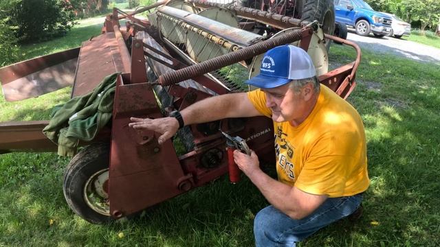 Chicks, Scrapyards, and Putting the Farmall 856 to Work смотреть онлайн