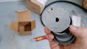 Skoda Rapid 1.6 CFNA замена помпы, натяжного ролика, и  поликлинового ремня .