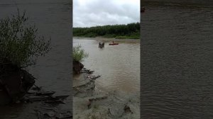 Каракат переломка переплывает реку Несь(Батя за рулём)