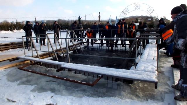 Как делают прорубь, пригород Оренбурга смотреть онлайн