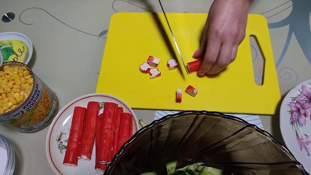 Салат с Сухариками и Кукурузой, Крабовые Палочки и Огурец, Сытный Салат смотреть онлайн