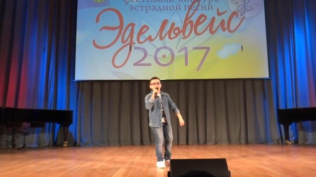 исполнитель Земляк Илья Кони в яблоках смотреть онлайн