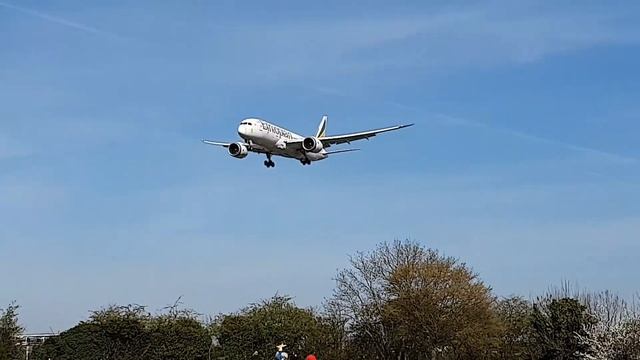 London Heathrow Airport landings and take-offs смотреть онлайн