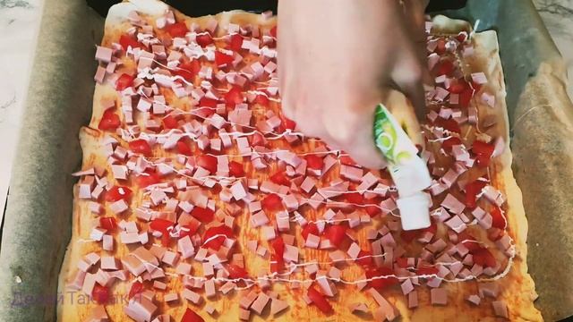 Пицца на слоёном дрожжевом тесте. Любимый фастфуд детей. Pizza on puff pastry. Children's favorite смотреть онлайн