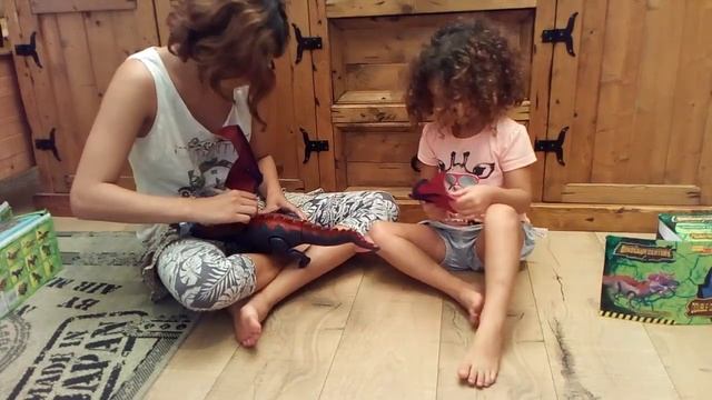 Динозавры ходят,светятся глаза,рычат - открываем много динозавров//Парк Юрского периода дома у Алис смотреть онлайн