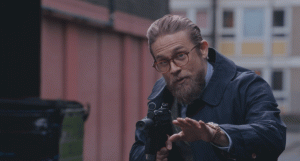 Пацаны, давайте сюда телефоны _ Погоня за телефоном _ Момент из фильма - Джентльмены.mp4