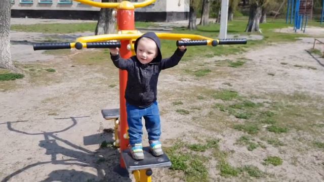 Сильному мужику сегодня исполняется 3 годика🎉 Суровые тренировки для детей только начинаются 💪 смотреть онлайн
